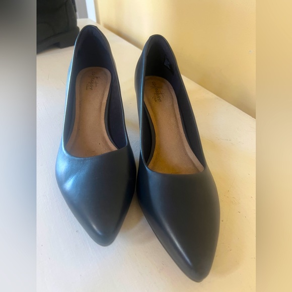 Never worn Dark Navy pumps. Size 9.5 Wide. - Picture 1 of 4